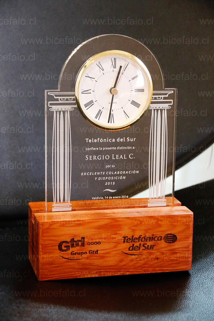 Trofeo Acrilico grabado Base madera Alerce grabado