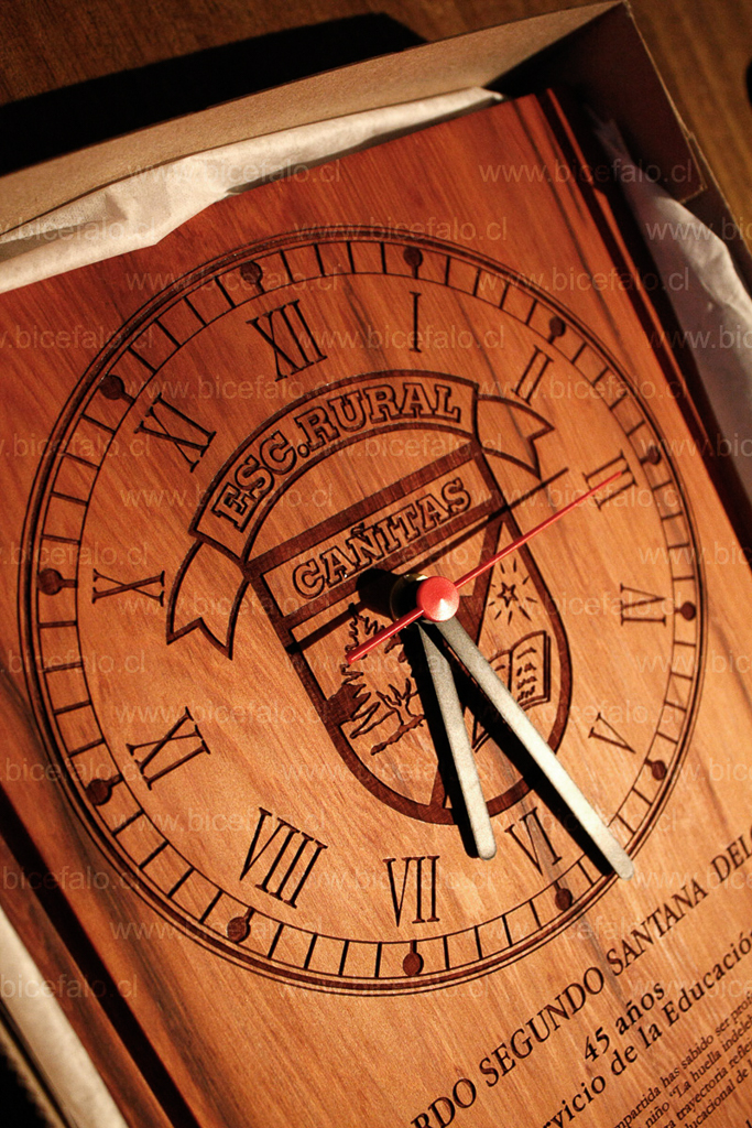 reloj de madera grabado