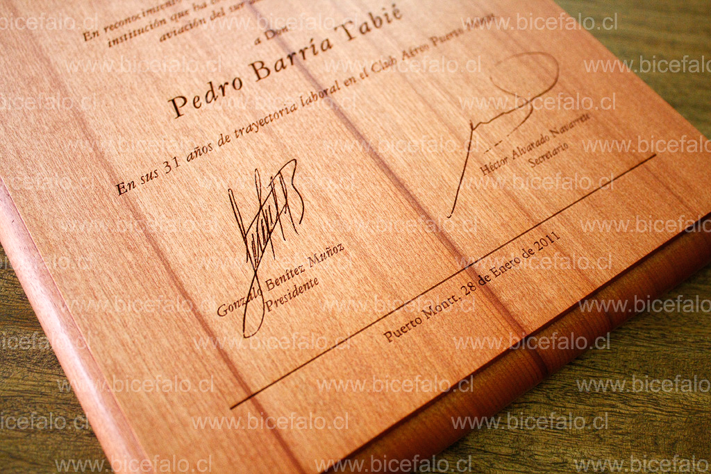 grabado de firmas en madera